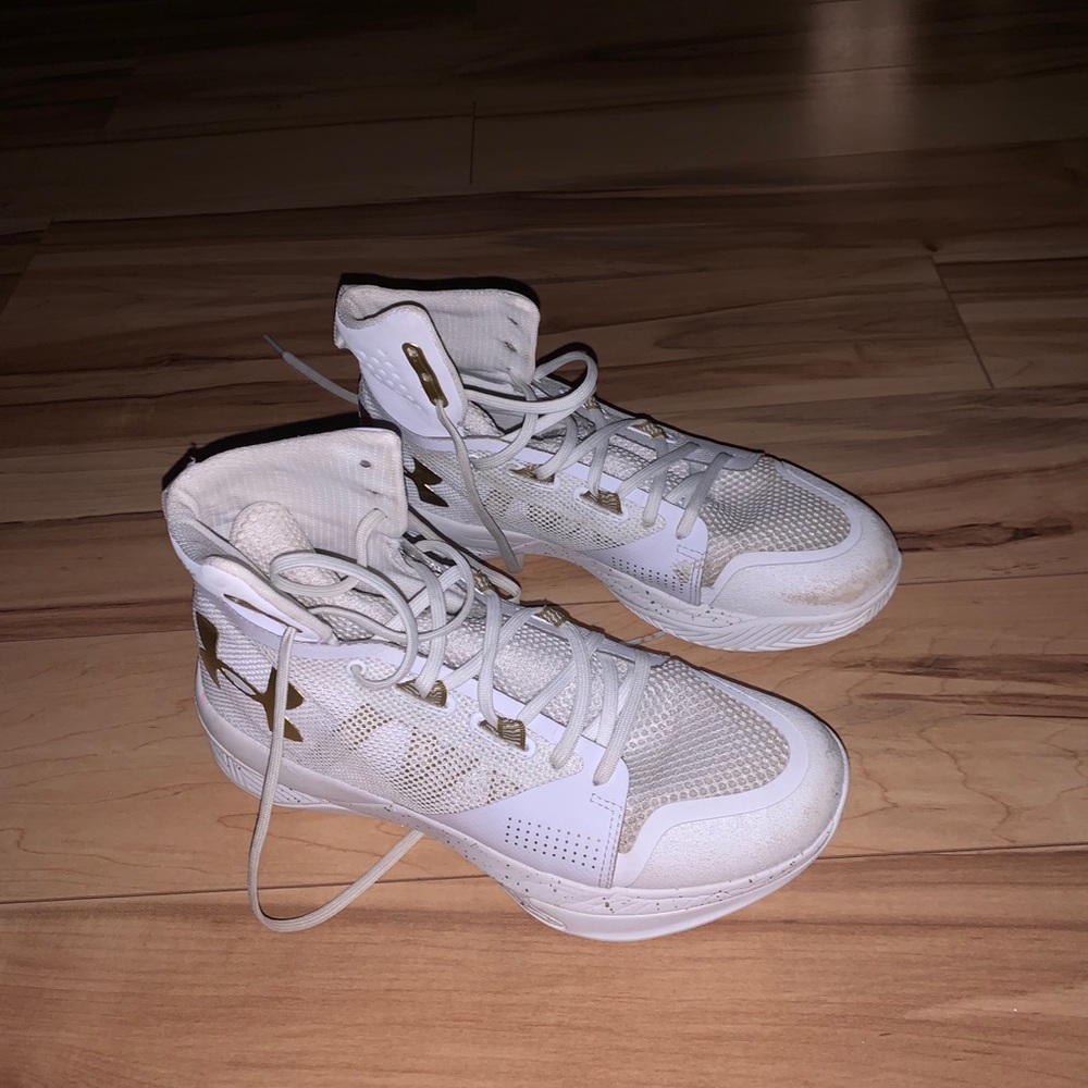 Under Armor Women’s Highlight volleyball shoes